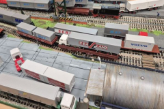 Rollende Landstraße oder Container-Verladung.