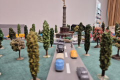Siegessäule voraus. Handlackiert und unverglast umrollt.