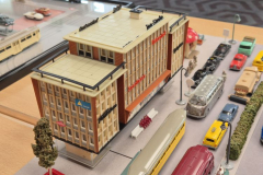 Moderner Neubau in der wiederaufgebauten Stadt.