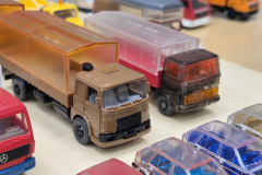 Zwei ungleiche Modelle. 