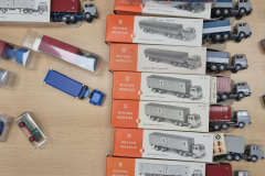 Container und Pritsche in der Pappschachtel.