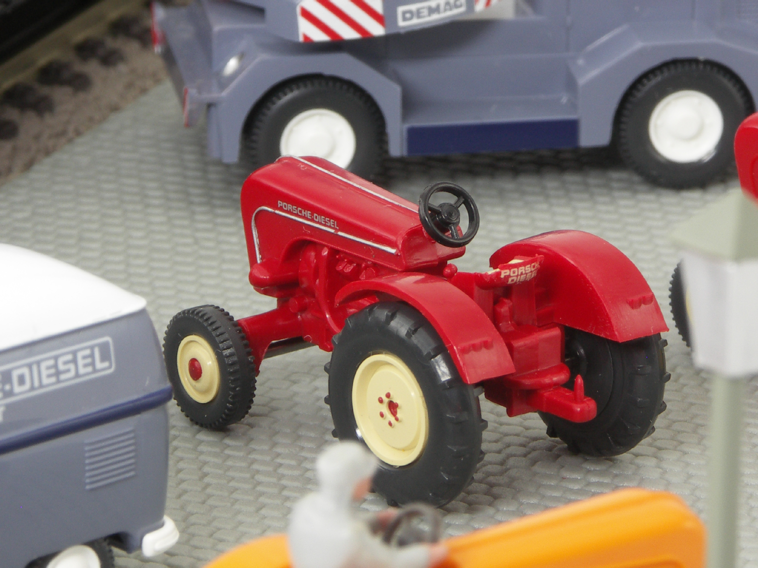 WIKING - Coffret PORSCHE-DIESEL tracteur et véhicules - 1/87 - WIK099095 4006190990950